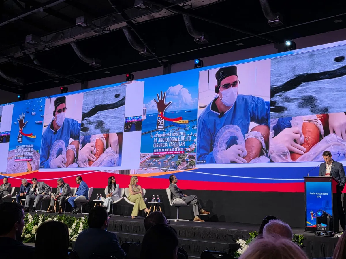Palco do 46º Congresso Brasileiro de Angiologia e de Cirurgia Vascular com a cirurgia transmitida nos telões
