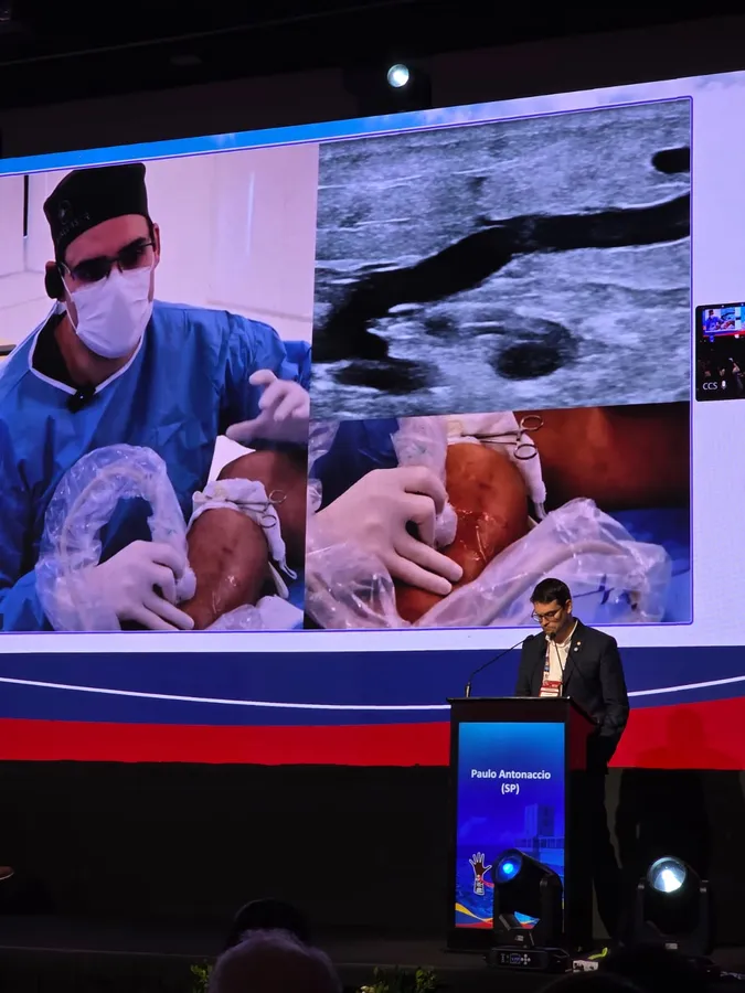 Telão mostra o Dr. Alexandre operando e a imagem do ultrassom, com Paulo Antonaccio no púlpito