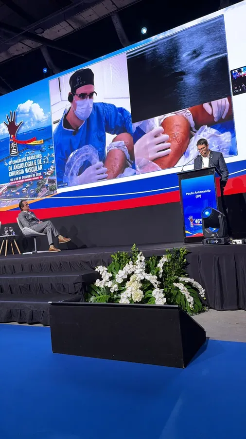 Palco do congresso, em Salvador, com a cirurgia exibida no telão
