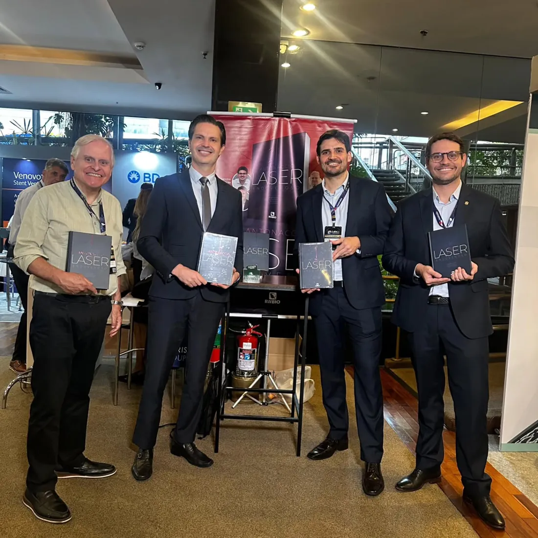Os organizadores do livro Laser Endovenoso no lançamento durante o 10º Science, em São Paulo