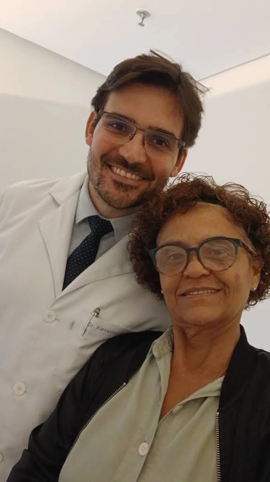 Paciente ao lado do Dr. Alexandre Antonaccio após a alta