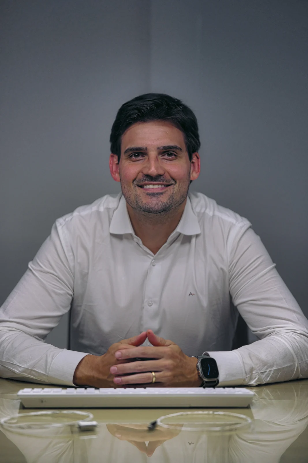Dr. Alexandre Antonaccio, cirurgião vascular, em seu consultório